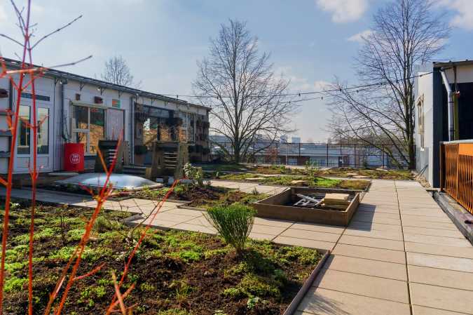 LGW & Nature and Environment Federation Utrecht collaborate for sustainable roof at Hof van Cartesius